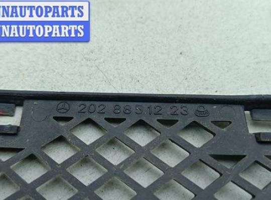 купить Решётка (заглушка) в бампер на Mercedes C-Class W202 (1993-2000)