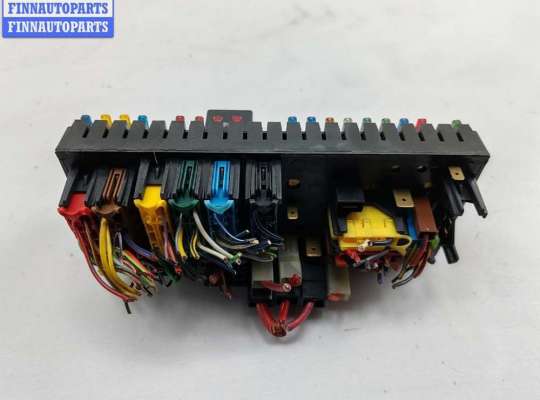 купить Блок предохранителей на Audi 100 C3 (1982-1991)