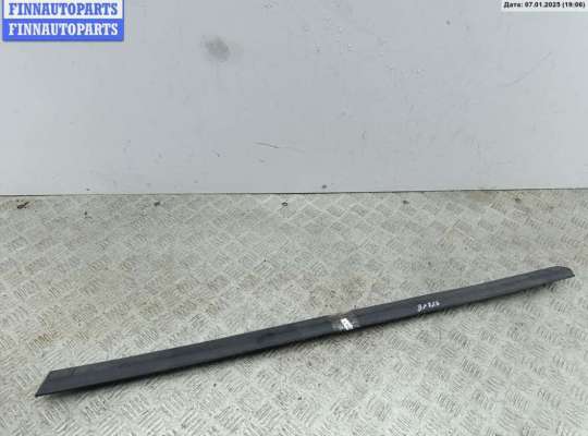 Молдинг двери передней правой VG2217892 на Volkswagen Golf-3