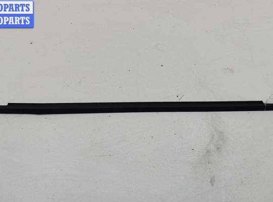 Молдинг стекла двери задней правой наружный VG2706474 на Volkswagen Passat B5