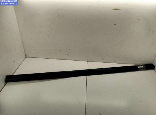 Молдинг двери передней правой VG2676817 на Volkswagen Golf-3