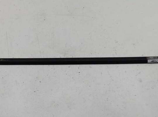 Молдинг стекла двери передней левой наружный VG2772381 на Volkswagen Passat B5