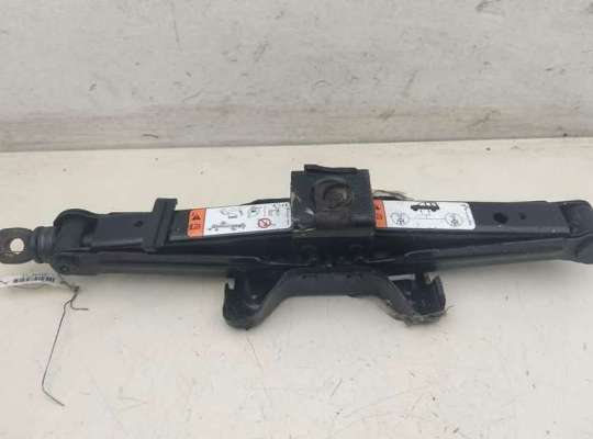 Домкрат MZ676022 на Mazda Tribute