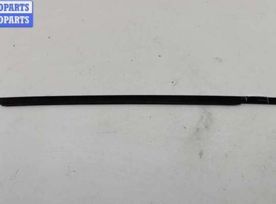 купить Молдинг стекла двери передней правой наружный на Volkswagen Passat B4