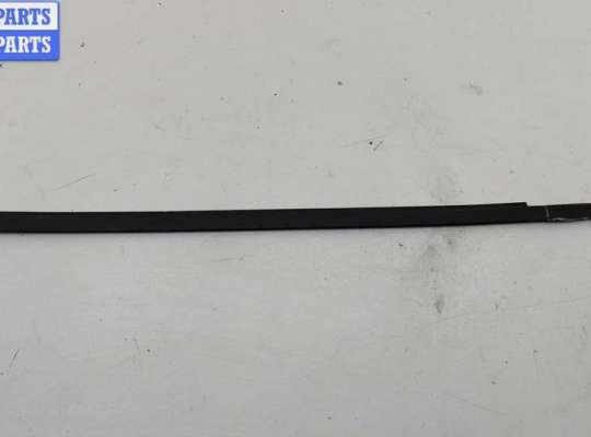 купить Молдинг стекла двери передней правой наружный на Volkswagen Passat B4