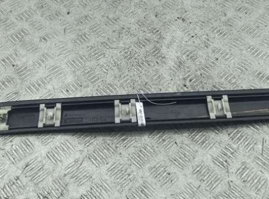 купить Молдинг двери задней левой на Volkswagen Golf-3