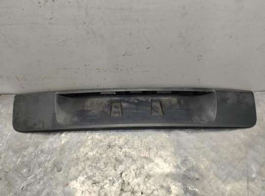 Бленда (накладка под номер) RN1358125 на Renault Scenic II (2003-2009)