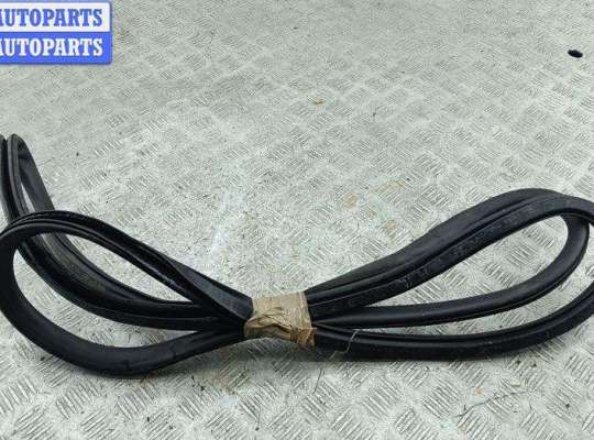 купить Уплотнитель двери передней левой на Audi A4 B7 (2004-2008)