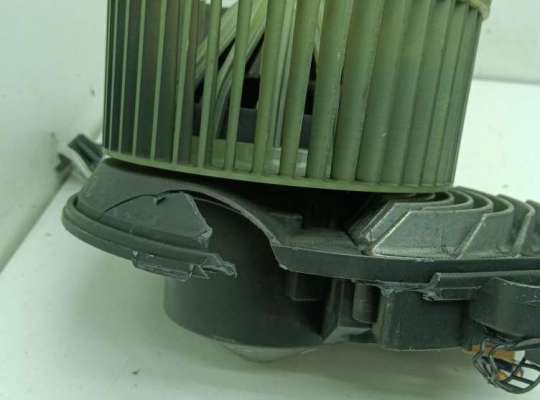 купить Двигатель отопителя (моторчик печки) на Volkswagen Passat B5+ (GP)