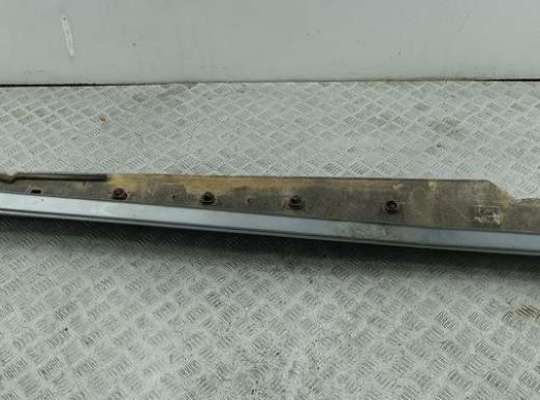 купить Накладка на порог наружная левая на Mercedes C-Class W202 (1993-2000)