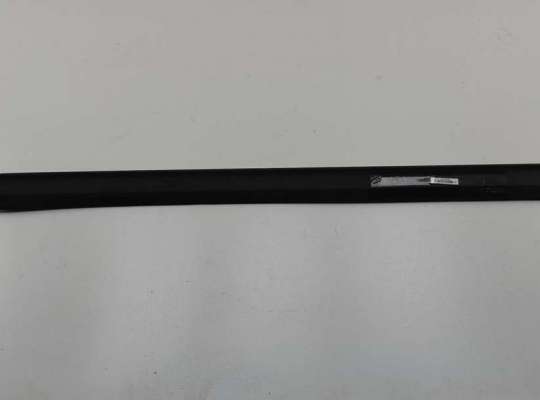Молдинг двери передней правой VG2843088 на Volkswagen Passat B4