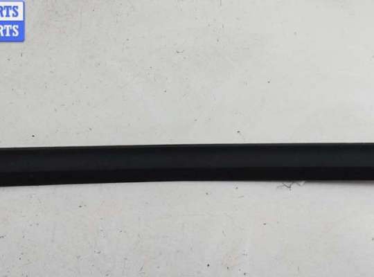 Молдинг двери задней правой VG2751106 на Volkswagen Passat B4