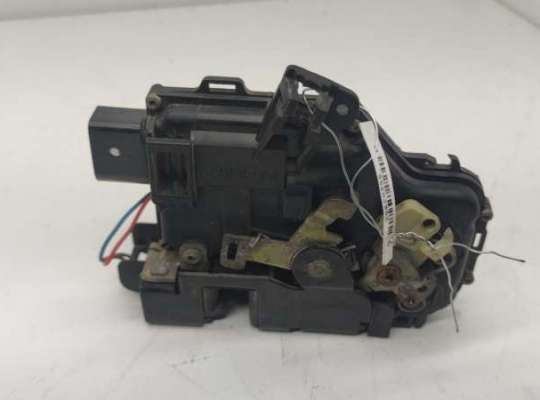 Замок боковой двери на Audi A6 (C5)