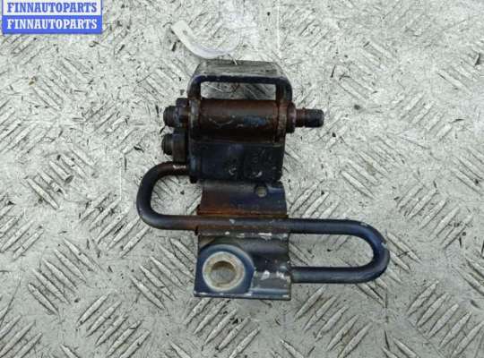 купить Петля двери передней левой на Volkswagen Passat B5