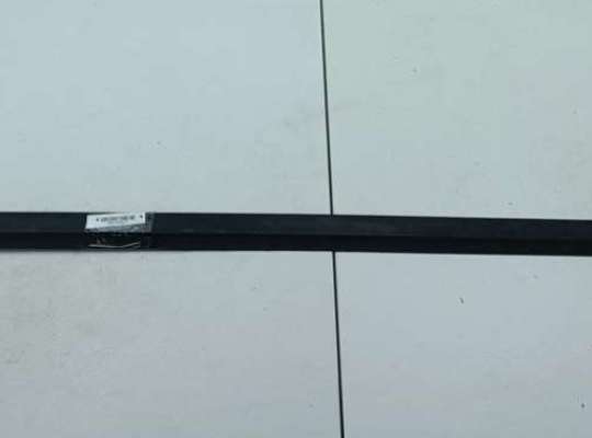 купить Молдинг стекла двери задней левой наружный на Volkswagen Passat B4