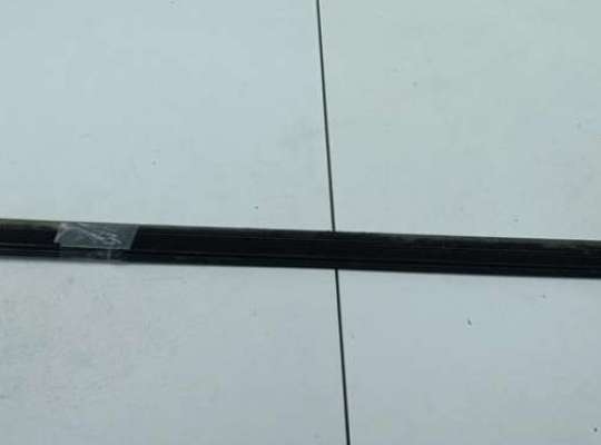 купить Молдинг стекла двери задней левой наружный на Volkswagen Passat B4