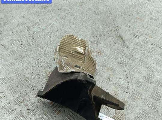 купить Кронштейн КПП опорный на Volkswagen Passat B5