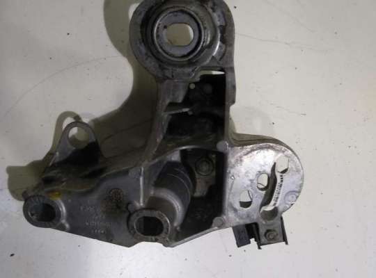Крепление втулки стабилизатора переднего AU469514 на Audi A4 B7 (2004-2008)