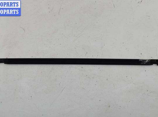 купить Молдинг стекла двери задней левой наружный на Volkswagen Passat B4