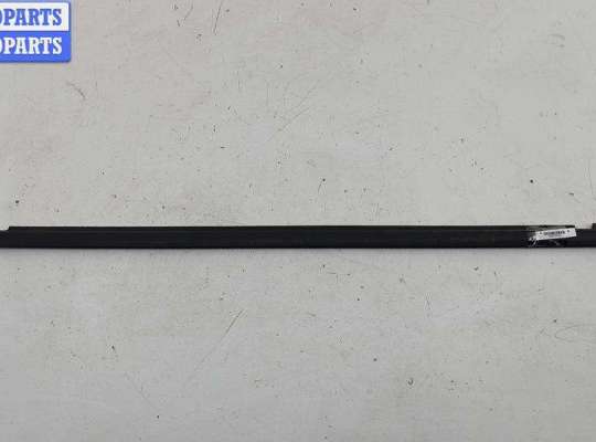 купить Молдинг стекла двери задней левой наружный на Volkswagen Passat B4