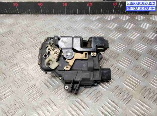 Замок боковой двери на Volkswagen Golf IV (1J)