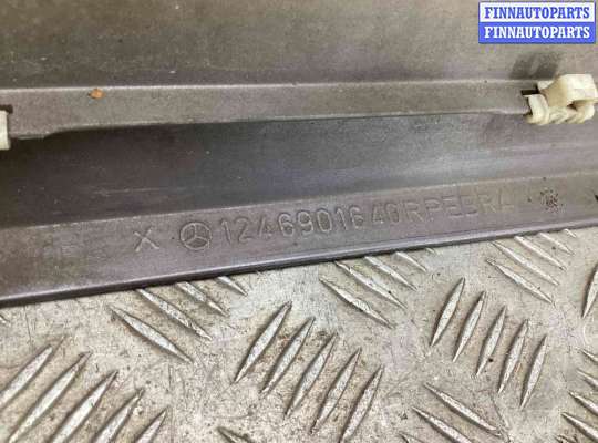купить Накладка двери передней правой на Mercedes E E (W124) 1985-1996