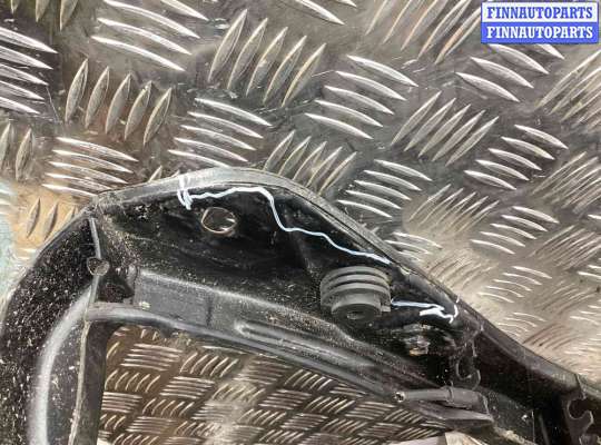 Панель передняя (телевизор) на Kia Carens II (UN)