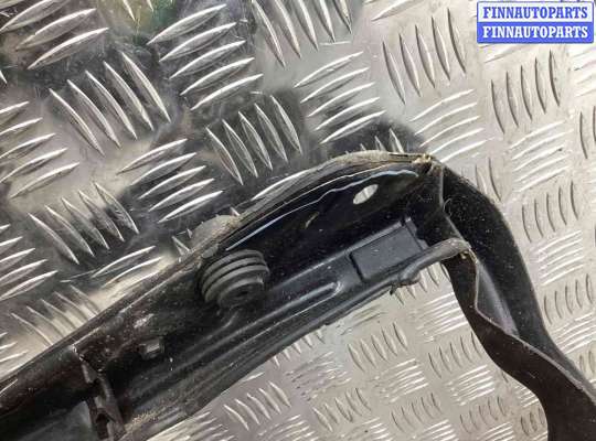 Панель передняя (телевизор) на Kia Carens II (UN)