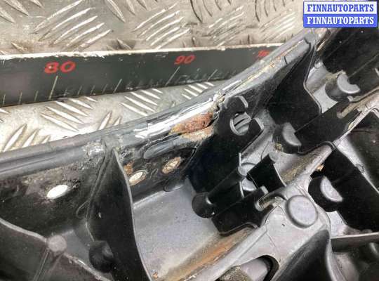 Панель передняя (телевизор) на Kia Carens II (UN) 