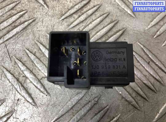 купить Кнопка открытия багажника на Volkswagen Passat Passat B5+ (3B) 2000-2005 рестайлинг