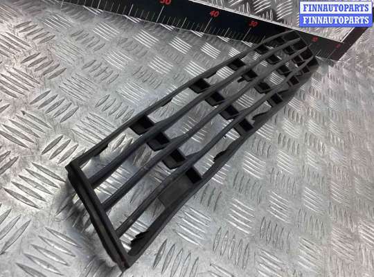 купить Заглушка (решетка) в бампер передний на Audi A4 A4 B5 (8D) 1994-1999