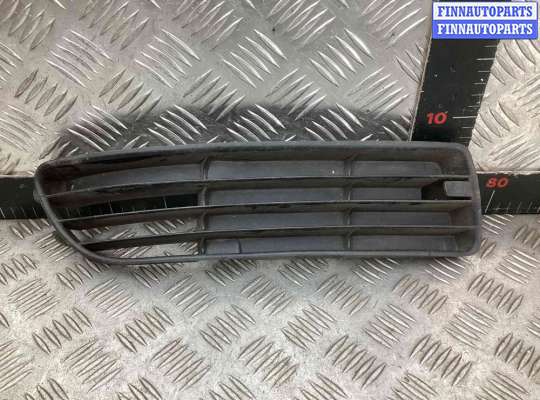 купить Заглушка (решетка) в бампер передний на Audi A4 A4 B5 (8D) 1994-1999