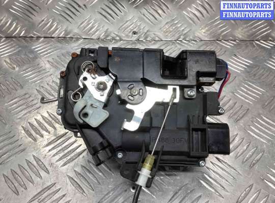 Замок боковой двери на Audi A6 (C5)