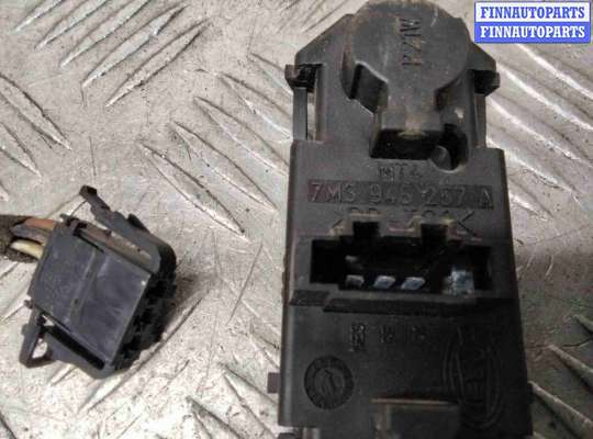 Фонарь задний на Volkswagen Sharan I (7M)