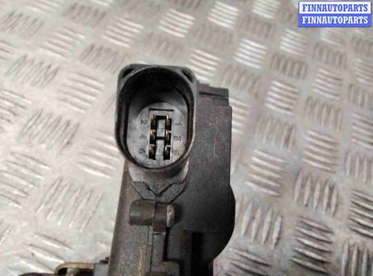 Замок боковой двери на Volkswagen Passat B5 (3B)