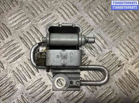 Петля двери передней правой AU1381412 на Audi A4 B7 (8EC, 8ED) 2004-2008
