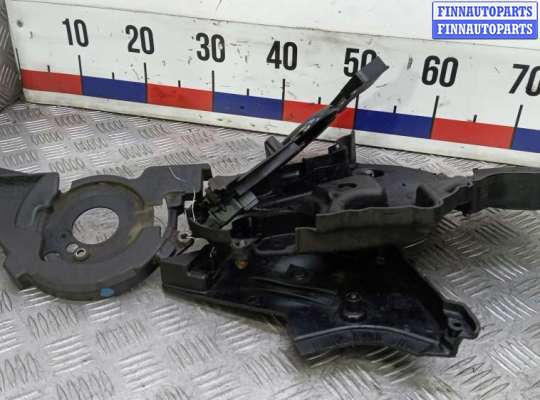 Крышка двигателя боковая на Peugeot 3008 I