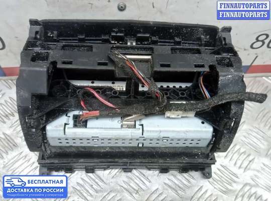 Дисплей бортового компьютера на Mercedes-Benz C (W204)