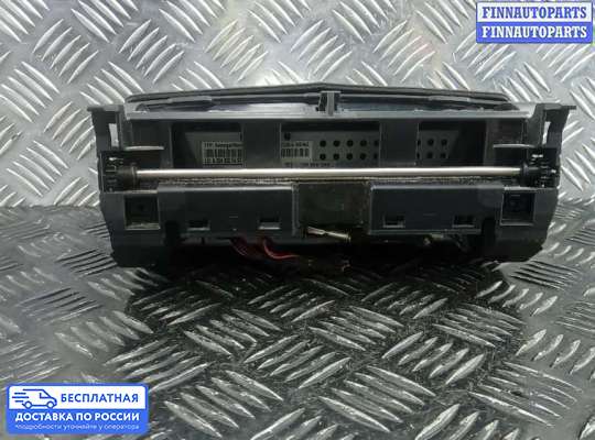 Дисплей бортового компьютера на Mercedes-Benz C (W204)