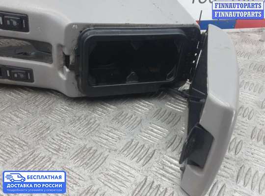 Подлокотник на Nissan Primera (P11)