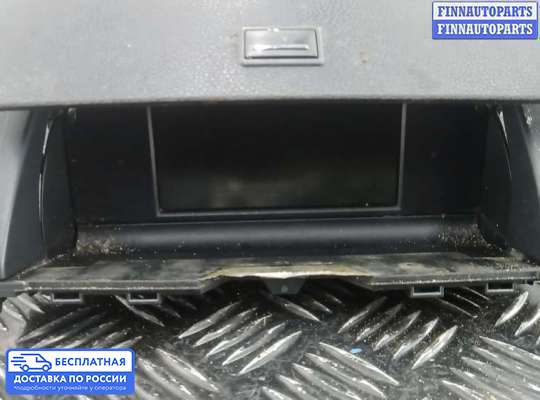 Дисплей бортового компьютера на Mercedes-Benz C (W204)
