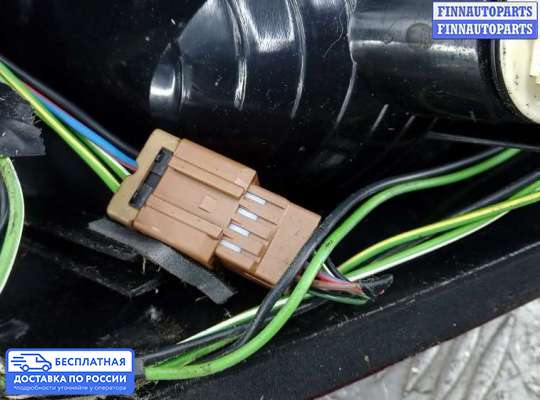 Фонарь задний на Nissan Tino V10