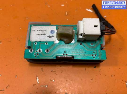 купить Фонарь салона (плафон) на Volkswagen Touareg