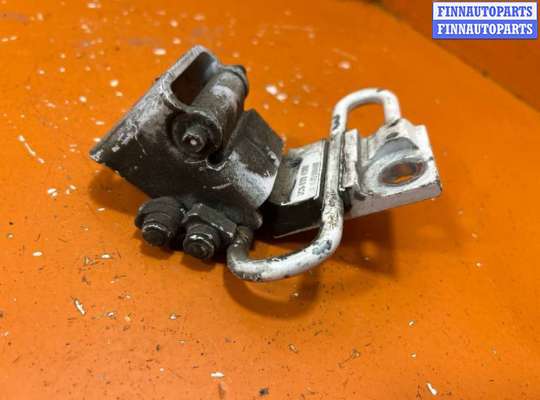 купить Петля двери на Volkswagen Passat