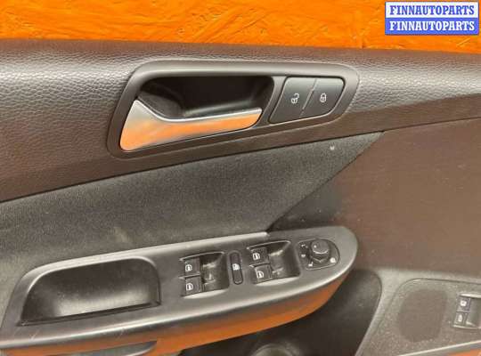 купить Обшивка двери передней левой (дверная карта) на Volkswagen Passat
