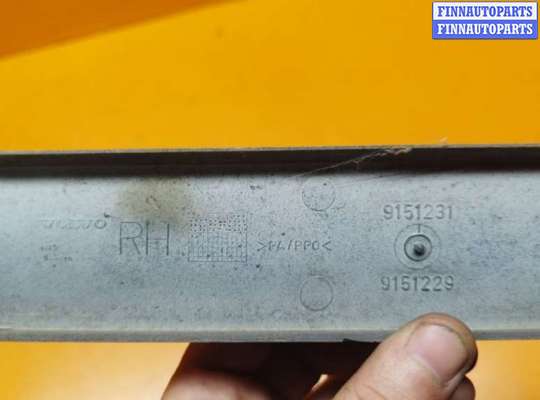 Ус под фару VL499004 на Volvo 850