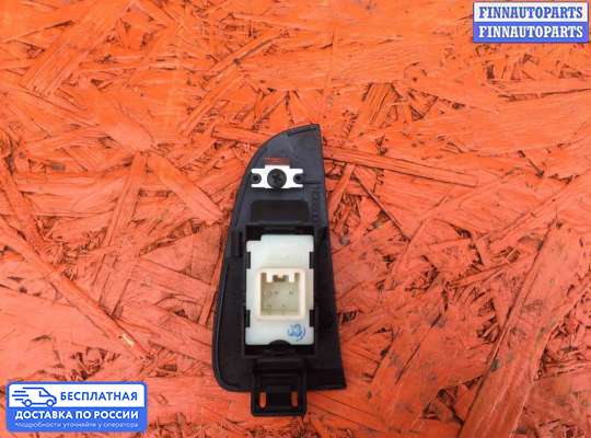 Кнопки стеклоподьемника на Toyota Avensis II (T250)