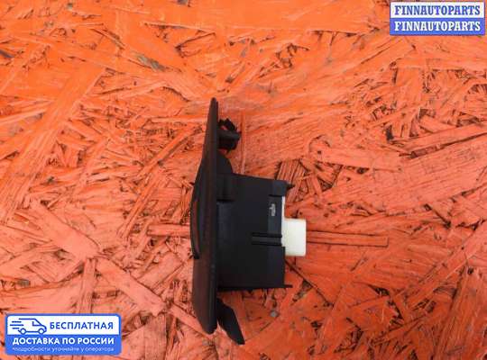 Кнопки стеклоподьемника на Toyota Avensis II (T250)