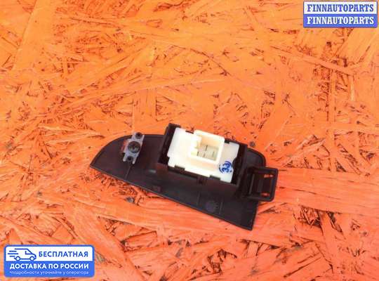 Кнопки стеклоподьемника на Toyota Avensis II (T250)