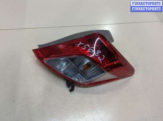 Фонарь задний на Toyota Yaris P13